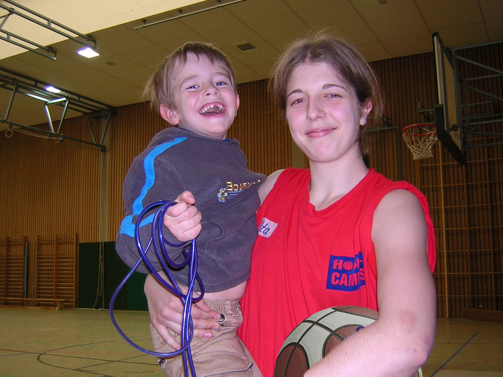 Eltern bringen Kinder zum Basketballcamp Eltern Basketballcamp